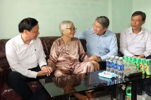 Phó Chủ tịch Quốc hội Nguyễn Khắc Định thăm các gia đình người có công trên địa bàn huyện Cam Lâm