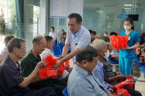 Khám sức khỏe, cấp phát thuốc miễn phí cho các thương binh, bệnh binh, gia đình chính sách trên địa bàn xã Đồng Tân