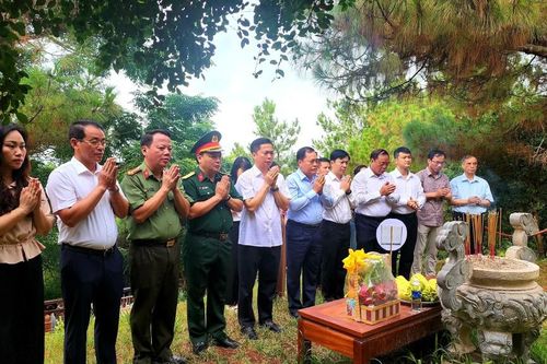 Đoàn đại biểu tỉnh Lạng Sơn dâng hương, viếng mộ Đại tướng Võ Nguyên Giáp