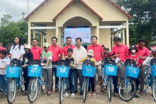 Đức Trọng: Trao 100 phần quà cho trẻ em vùng sâu