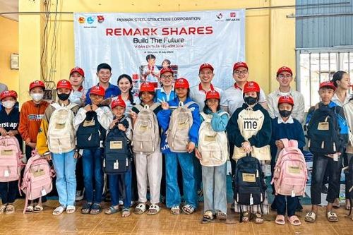 Đức Trọng: Trao 200 phần quà cho học sinh có hoàn cảnh khó khăn