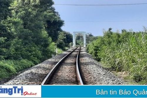 Đang đi bộ, một nam sinh bị đoàn tàu tông thiệt mạng