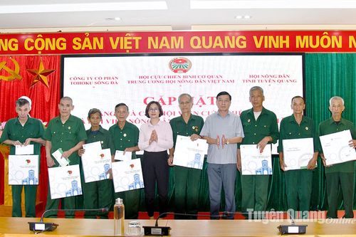 Tặng 15 suất quà cho CCB là hội viên nông dân