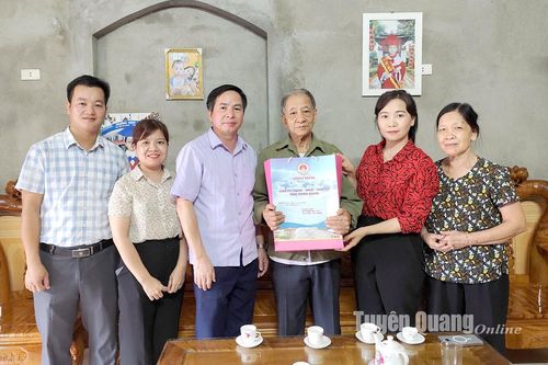Các đồng chí Ủy viên Ban Thường vụ Tỉnh ủy tặng quà người có công tại huyện Na Hang