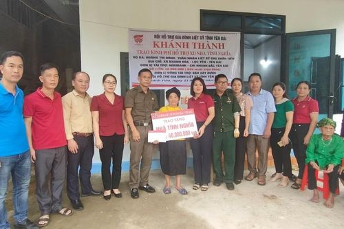 Lục Yên (Yên Bái): Bàn giao kinh phí tài trợ làm nhà tình nghĩa cho vợ liệt sỹ