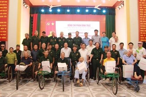 Đảng, Nhà nước tặng quà các thương binh, bệnh binh và thân nhân liệt sĩ
