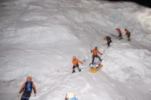Hành trình tìm kiếm các thi thể 'rớt núi' đầy cam go trên đỉnh Everest
