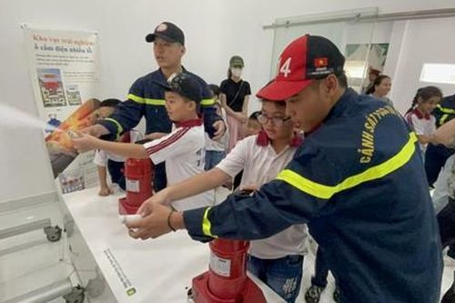 TPHCM: Tổ chức hoạt động trải nghiệm, kỹ năng thoát nạn cho học sinh