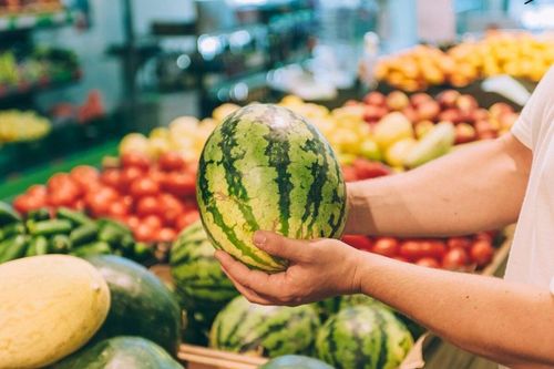 Vì sao vỗ vào quả dưa hấu là biết được quả nào ngon ngọt?