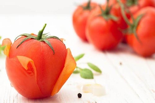 Cách lột vỏ quả cà chua nhanh chóng và không bị mất dinh dưỡng