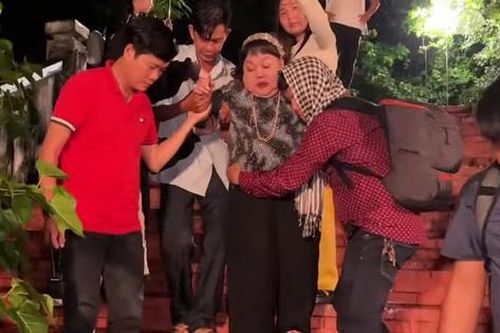 NSND Ngọc Giàu đi lại khó khăn phải có 4, 5 người đỡ, U80 vẫn dầm mưa làm việc mấy tiếng