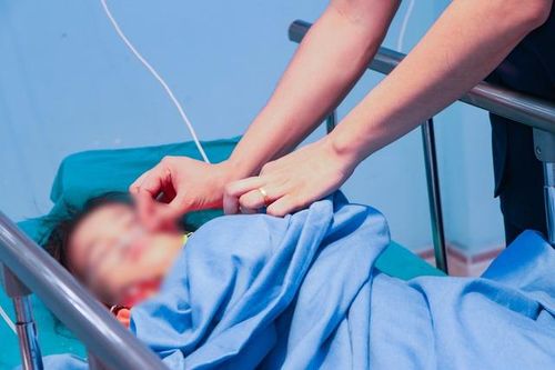 Ôm con đi cấp cứu, bố mẹ bé gái 5 tuổi ở Phú Thọ bất ngờ khi biết nguyên nhân