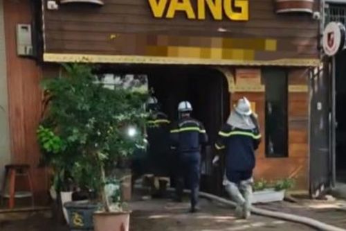 Cháy nhà cao tầng tại Cầu Giấy, lực lượng chức năng điều 4 xe cứu hỏa