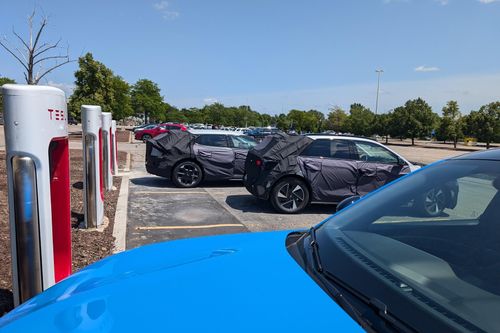 Xe điện Hyundai và Kia thử nghiệm sạc tại trạm Supercharger của Tesla