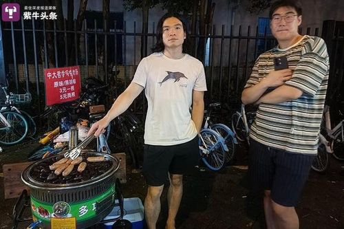 Nghiên cứu sinh bán xúc xích trên vỉa hè để giao lưu triết học