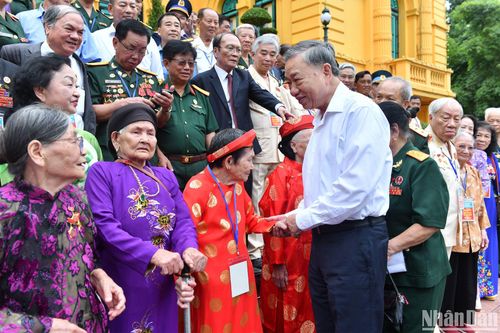 Chủ tịch nước Tô Lâm gặp mặt Đoàn đại biểu người có công với cách mạng tiêu biểu toàn quốc