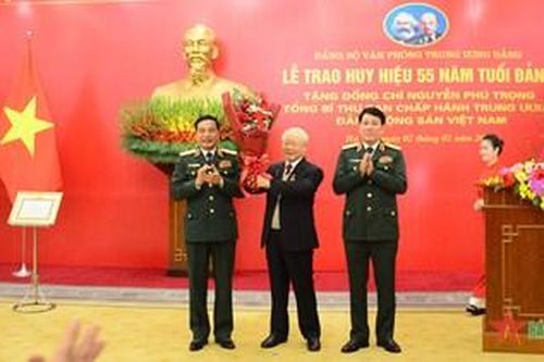 'Nếu là người hãy là người cộng sản'