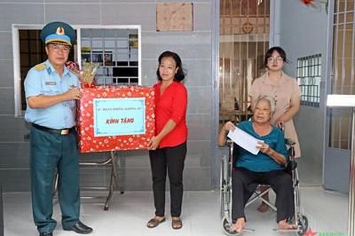 Sư đoàn Phòng không 367 trao nhà tình nghĩa tặng gia đình chính sách