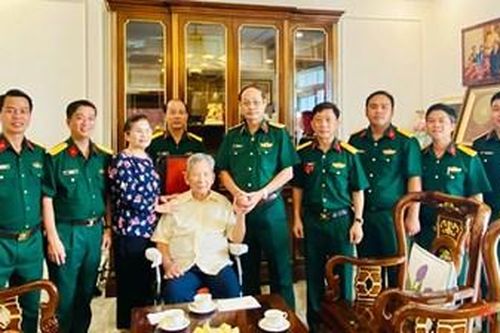 Bộ tư lệnh TP Hồ Chí Minh thăm, tặng quà Thượng tướng Phan Trung Kiên
