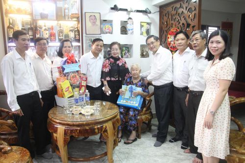 Lãnh đạo quận Thanh Khê thăm, tặng quà các Mẹ Việt Nam anh hùng
