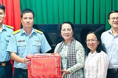 Đoàn đại biểu TPHCM thăm cán bộ, chiến sĩ các trạm radar tại Côn Đảo