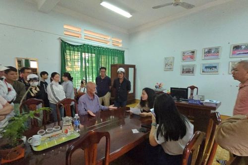 Bức xúc vì trường tư thục 'giam' hồ sơ học sinh
