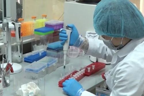 Thấy con khác nhóm máu bố mẹ, người đàn ông đi xét nghiệm ADN