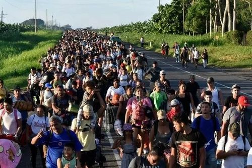 Người di cư ồ ạt 'khăn gói' tới Mỹ do lo ngại ông Trump có thể đắc cử Tổng thống
