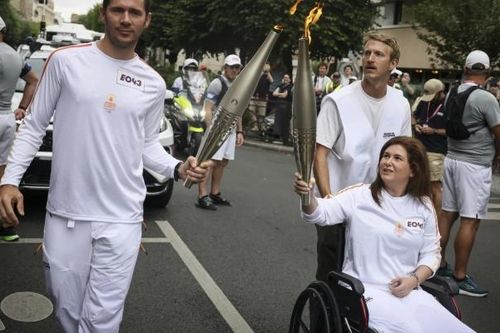 Nữ phóng viên bị thương trong cuộc không kích của Israel ở Lebanon rước đuốc Olympic, vinh danh các nhà báo