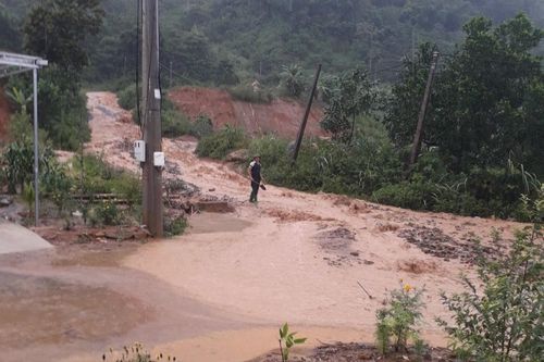 Lũ bất ngờ từ trên đồi đổ xuống khiến một bé gái tử vong