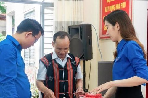 Sinh viên 'khoác áo mới' cho sản phẩm OCOP