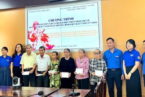 Xúc động trao di ảnh liệt sĩ được phục dựng cho nhiều gia đình tại Thừa Thiên-Huế