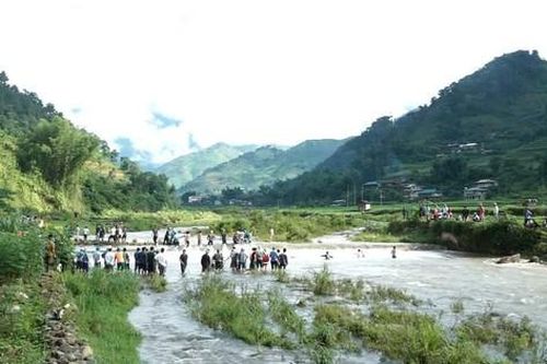 Huy động hơn 300 người tìm kiếm cháu bé đuối nước tại đập tràn thủy lợi