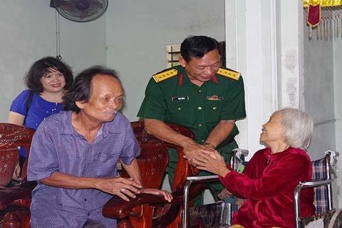Bộ CHQS tỉnh TT-Huế thăm và tặng quà gia đình có công với cách mạng