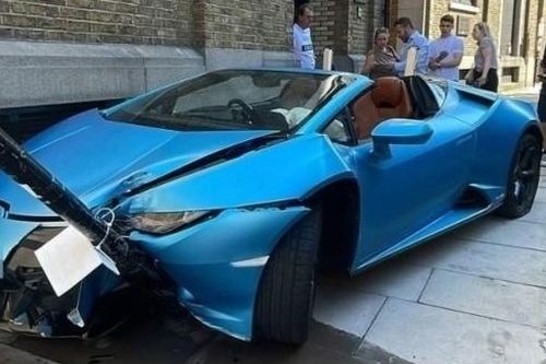 Siêu xe Lamborghini húc đổ cột điện, tài xế bỏ trốn khỏi hiện trường