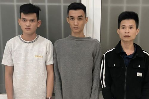 Dừng đèn đỏ, người đàn ông bị 3 thanh niên đánh bất tỉnh, cướp tài sản