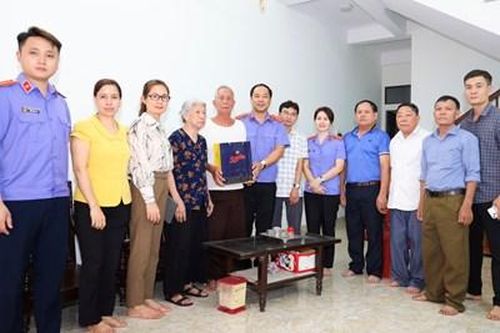 VKSND huyện Quốc Oai tặng quà cho đối tượng chính sách nhân ngày Thương binh Liệt sỹ
