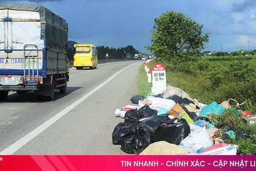 Rác thải chất đống trên quốc lộ 1