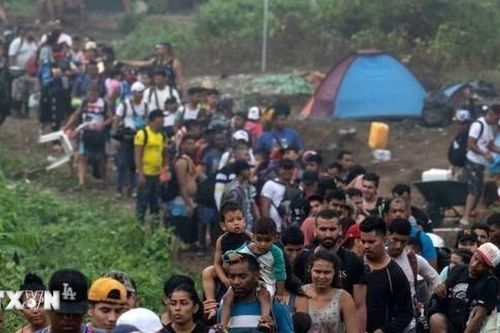 Hơn 3.000 người di cư khởi hành từ Mexico hướng tới nước Mỹ