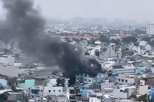 TP Hồ Chí Minh: Cháy công ty mũ bảo hiểm, 11 người được giải cứu an toàn