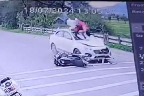 Clip: Ô tô tông 2 người đi xe máy văng lên không trung