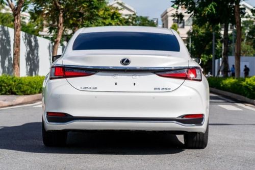 Xe sang Lexus ES 250 lăn bánh 4 năm rao bán với giá ngỡ ngàng