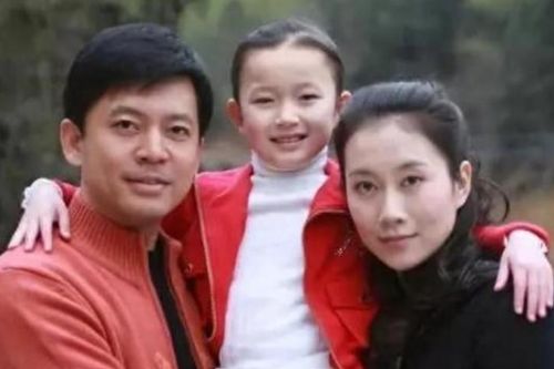 Anh từng từ chối Củng Lợi, từ lúc ra mắt đến nay chưa hề có scandal nào, khi cư dân mạng nhìn thấy vợ anh là ai, họ đã hiểu lý do