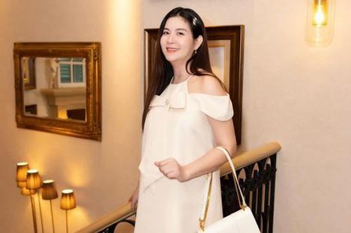 Kha Ly có hành động gây tò mò khi khoe con gái