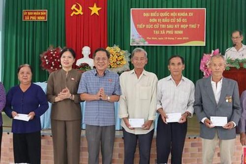 Đại biểu Quốc hội Hà Thị Nga tiếp xúc cử tri tỉnh Đồng Tháp và thăm hỏi Mẹ Việt Nam anh hùng