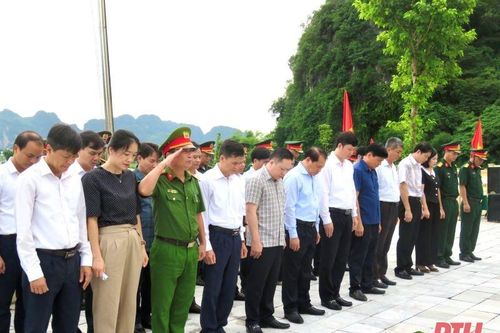 Trưởng Ban Tổ chức Tỉnh ủy Nguyễn Văn Hùng viếng nghĩa trang liệt sĩ và thăm, tặng quà gia đình chính sách huyện Cẩm Thủy