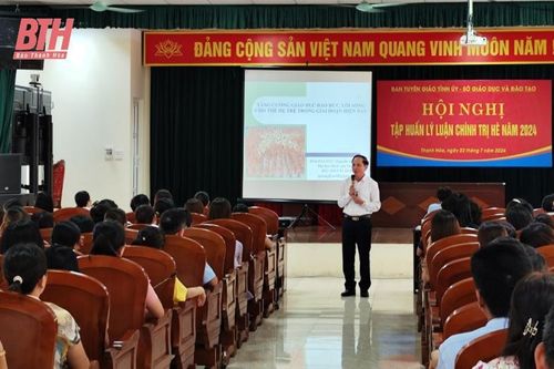 230 cán bộ, giáo viên tham gia tập huấn lý luận chính trị hè