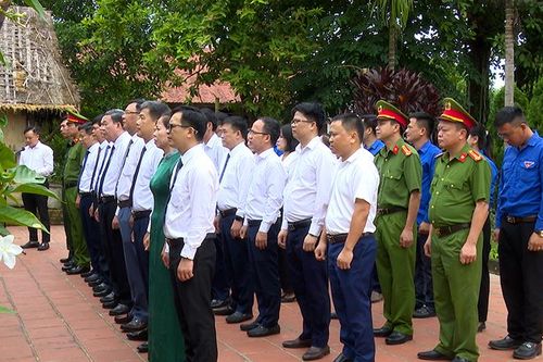 Lãnh đạo huyện Thọ Xuân dâng hoa, dâng hương tại Di tích Lịch sử cách mạng Yên Trường