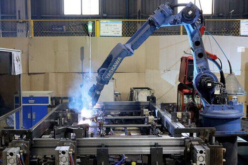 Đối mặt áp lực cả trong lẫn ngoài nước, nhiều nhà sản xuất Trung Quốc bị đẩy đến bờ vực