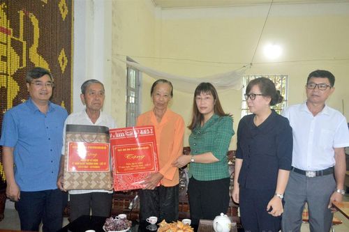 Lãnh đạo huyện Điện Biên thăm, tặng quà gia đình chính sách